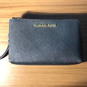 BLACK MICHAEL KORS WRISTLET— TWO POCKETS